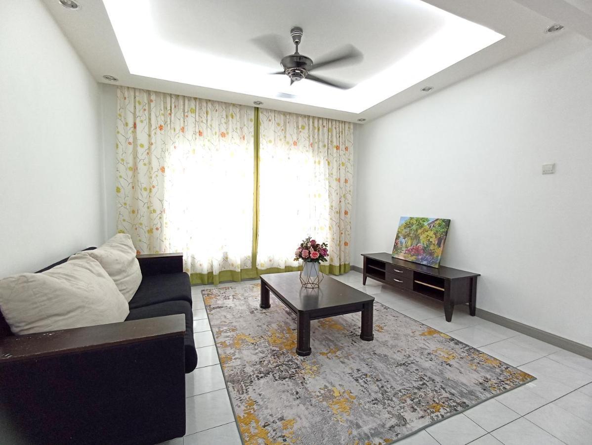 Tropika Homestay Bangi With 3 Bedrooms Kajang Extérieur photo
