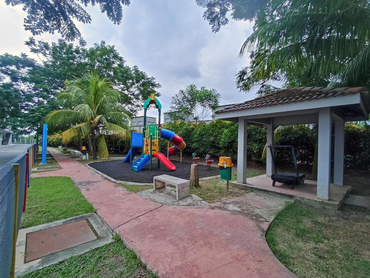 Tropika Homestay Bangi With 3 Bedrooms Kajang Extérieur photo
